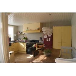 Prima gelegen zeer ruime 2-onder-1 kap met ruim perceel