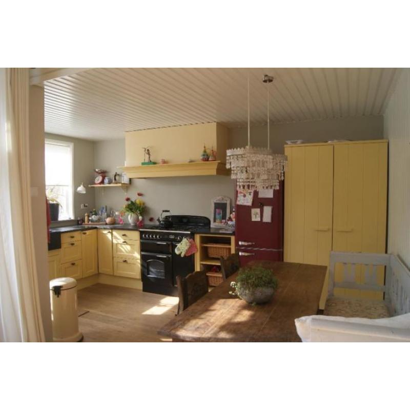 Prima gelegen zeer ruime 2-onder-1 kap met ruim perceel